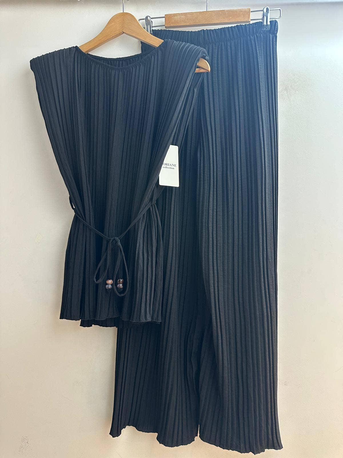 LORIANE Plissiertes Set mit Top und Hose: Schwarz / Eine Größe