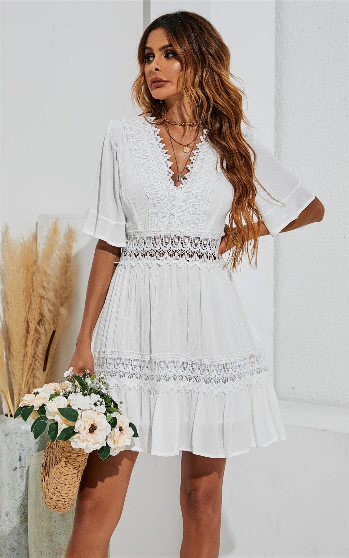 Mini-Kleid mit V-Ausschnitt und Spitze in Elfenbeinweiß: Weiss / M