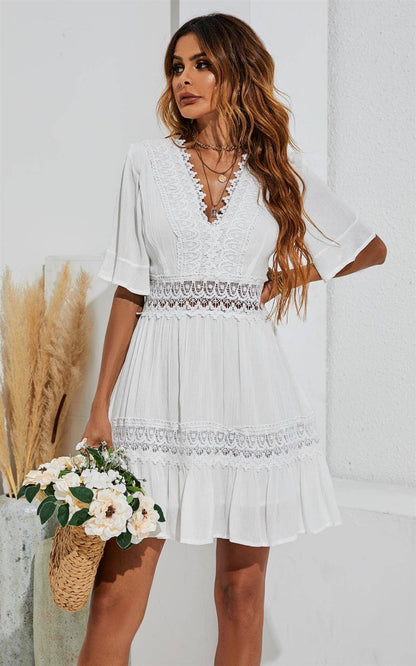 Mini-Kleid mit V-Ausschnitt und Spitze in Elfenbeinweiß: Weiss / M