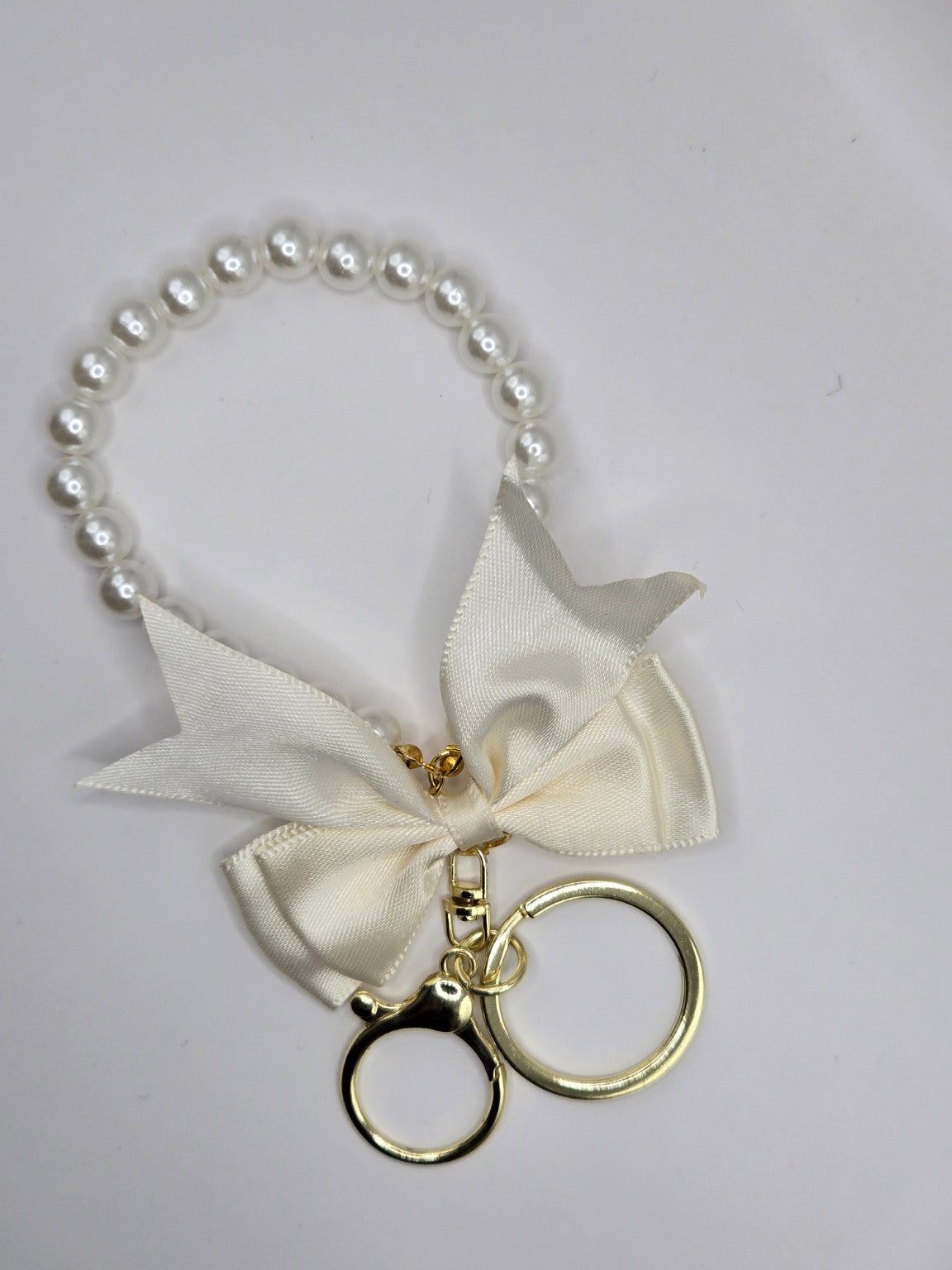 Schlüsselanhänger „Pearl Bow“ – mit Perlen & Satin-Schleife