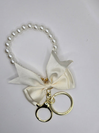 Schlüsselanhänger „Pearl Bow“ – mit Perlen & Satin-Schleife
