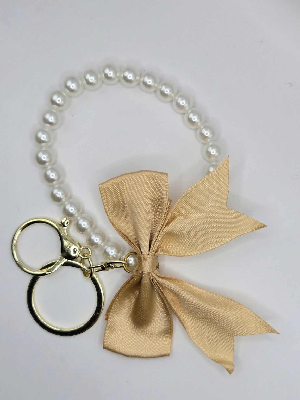 Schlüsselanhänger „Pearl Bow“ – mit Perlen & Satin-Schleife