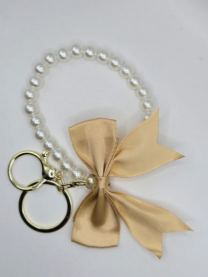 Schlüsselanhänger „Pearl Bow“ – mit Perlen & Satin-Schleife