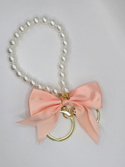 Schlüsselanhänger „Pearl Bow“ – mit Perlen & Satin-Schleife