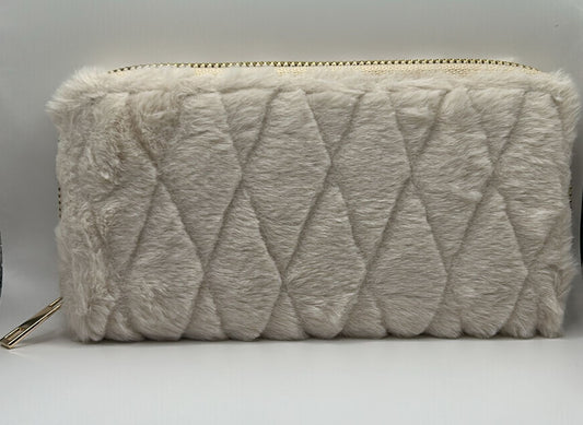 Clutch „Soft Glam“ – Elegante Kunstfelltasche in Creme