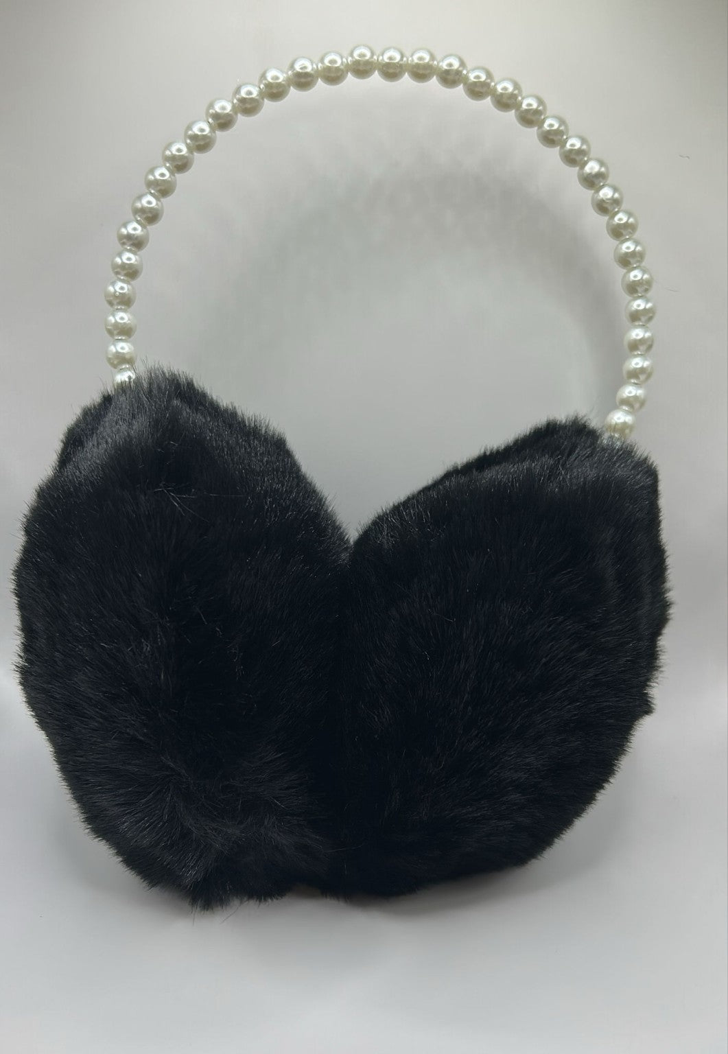 Elegante Perlen-Ohrenwärmer „Pearl Cozy“ – Flauschige Winter Ohrenschützer