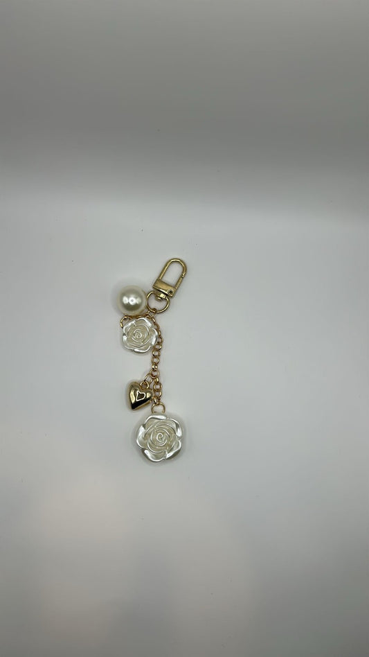 Rosen-Schlüsselanhänger mit Perle & Herz – Elegantes Accessoire