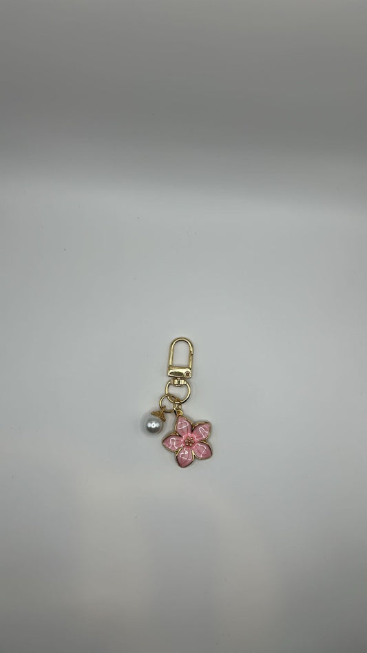 Blüten-Schlüsselanhänger mit Perle – Elegantes Accessoire in Rosa oder Weiß