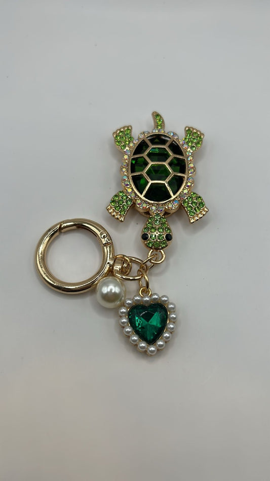 Glitzernder Schildkröten-Schlüsselanhänger mit Herz & Perle – Grün oder Blau