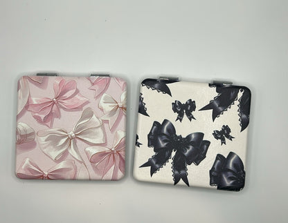 Klappspiegel mit Schleifenmotiv – Elegant & handlich