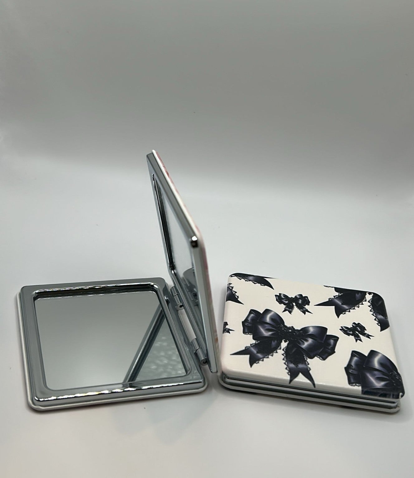 Klappspiegel mit Schleifenmotiv – Elegant & handlich