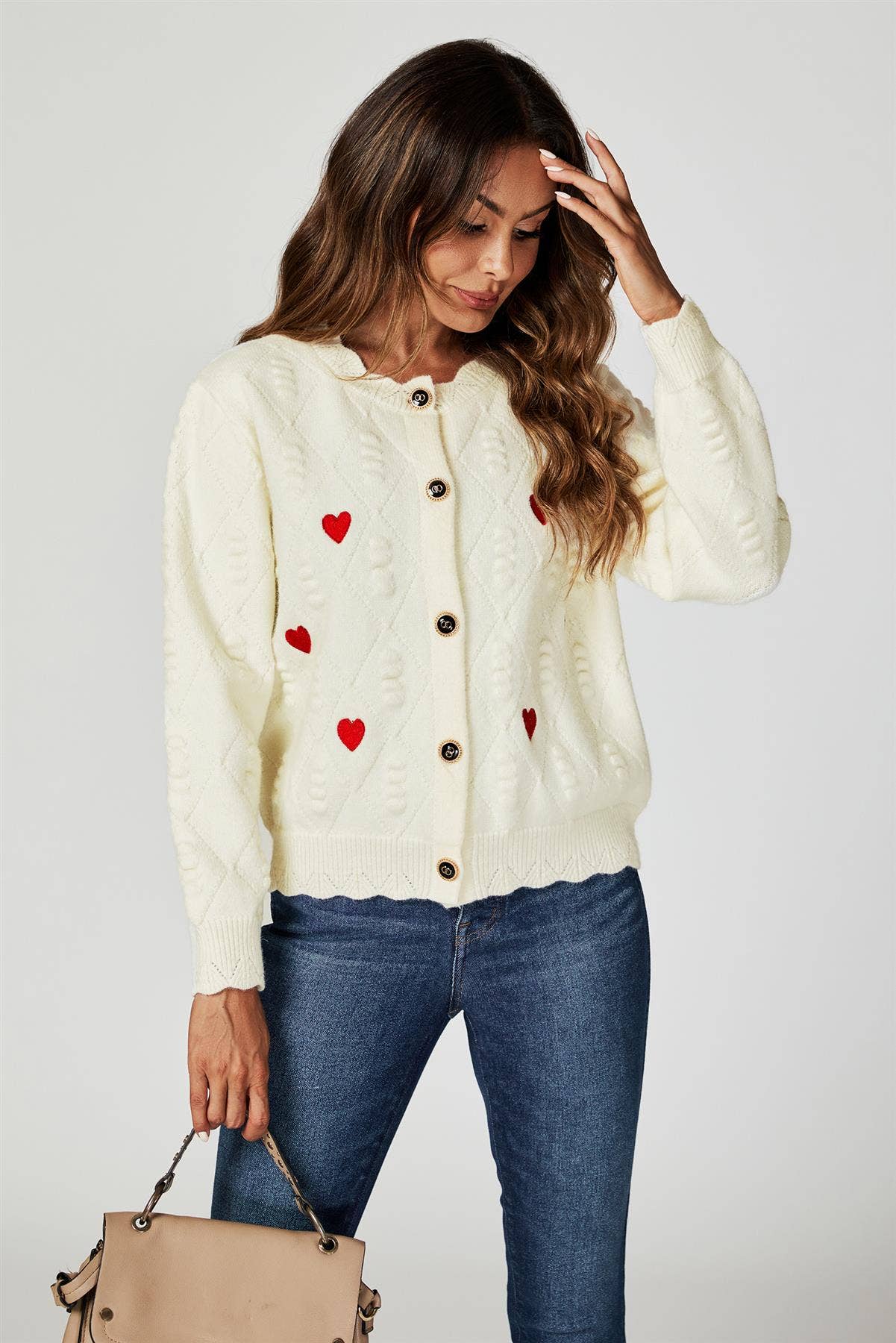 Cremefarbene Strickjacke mit Herzstickerei: Cream / OneSize