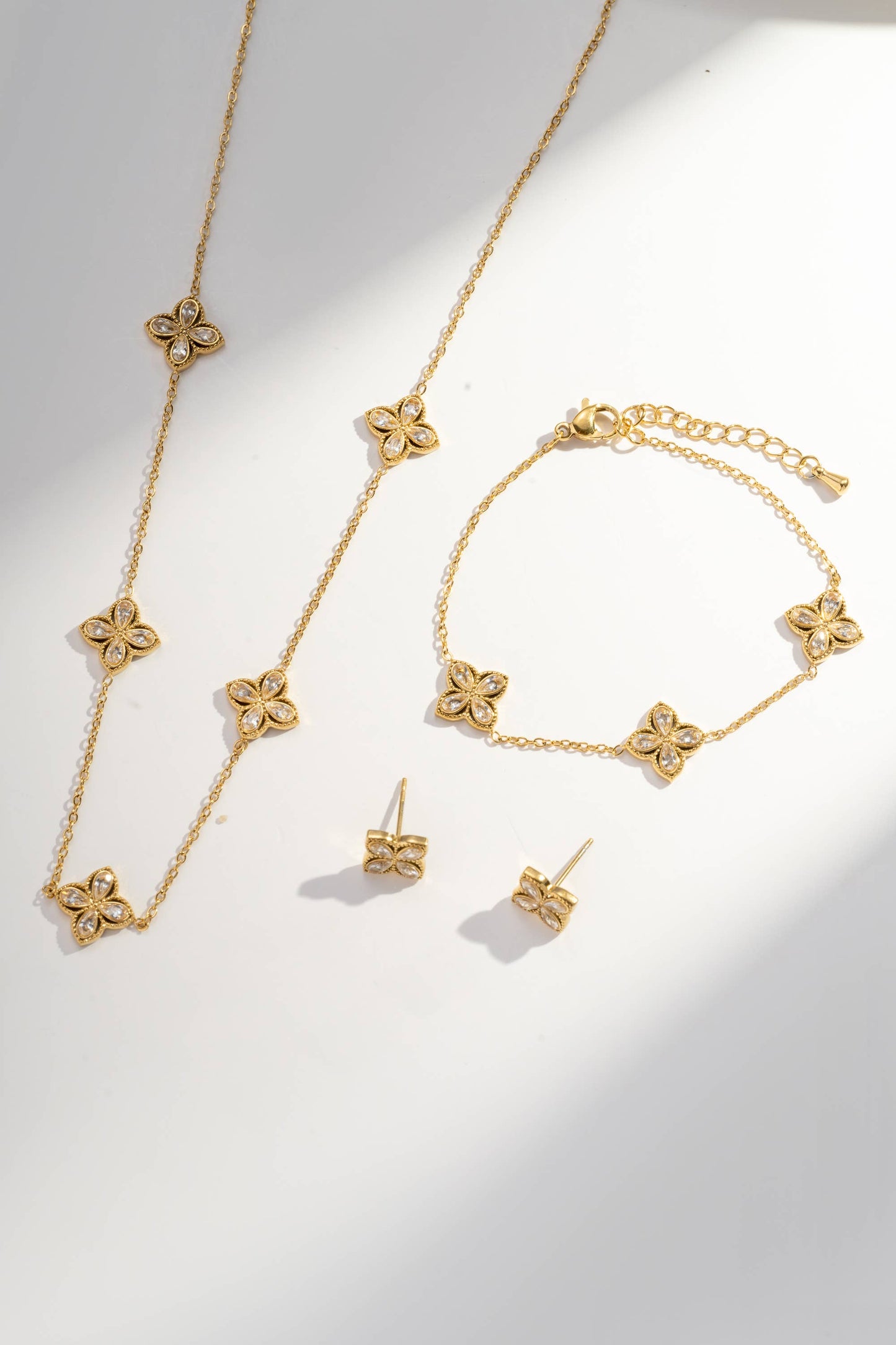 COSMOS Kleeblatt Schmuck-Set aus Stahl: Kette, Armband und Ohrringe in Gold