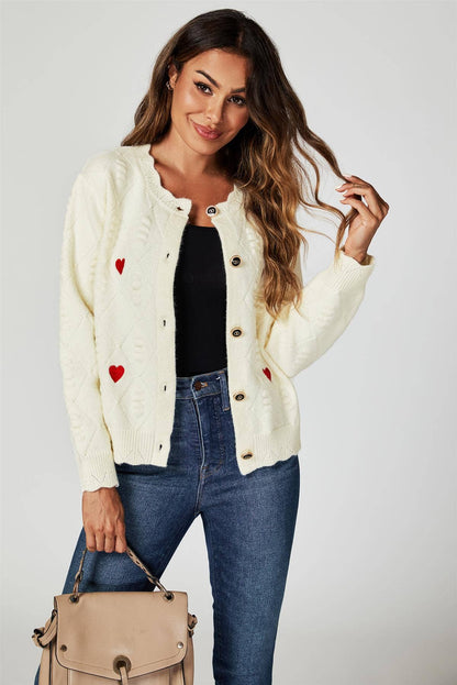 Cremefarbene Strickjacke mit Herzstickerei: Cream / OneSize