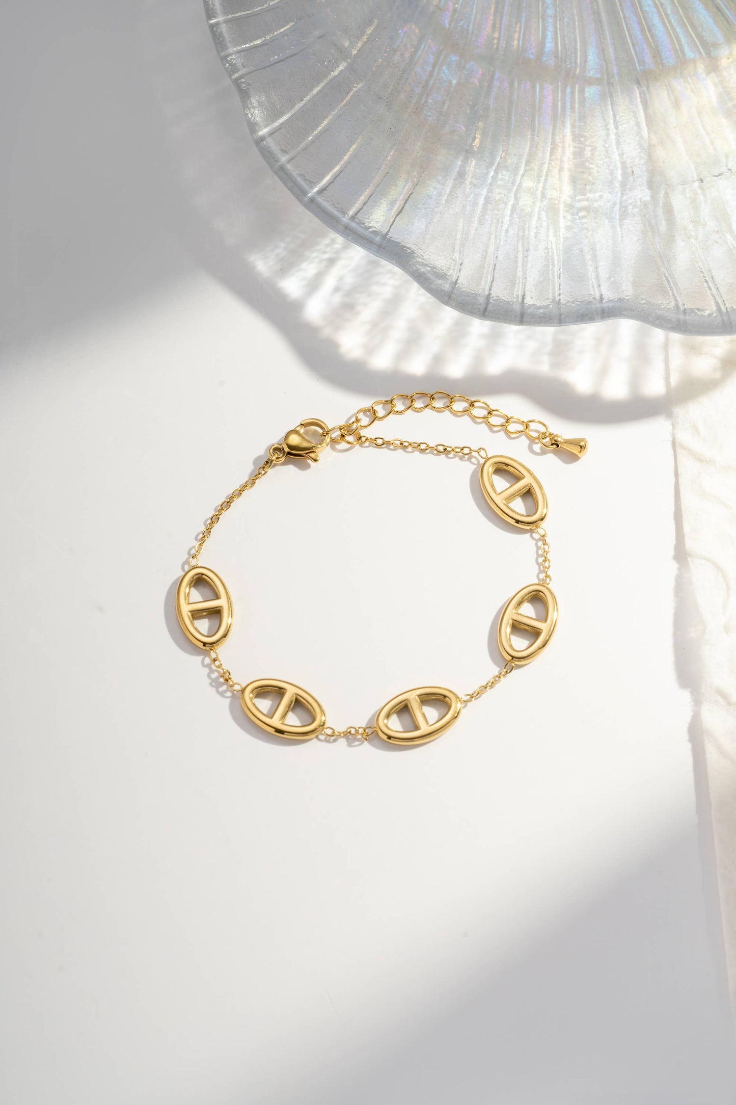 Armband aus goldfarbenem Edelstahl mit ovalem Design