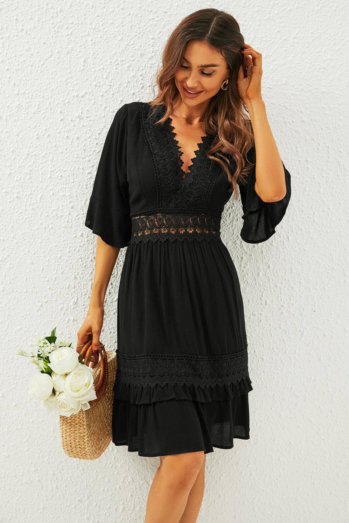 V-Ausschnitt Spitzen-Minikleid in Schwarz: Schwarz / M