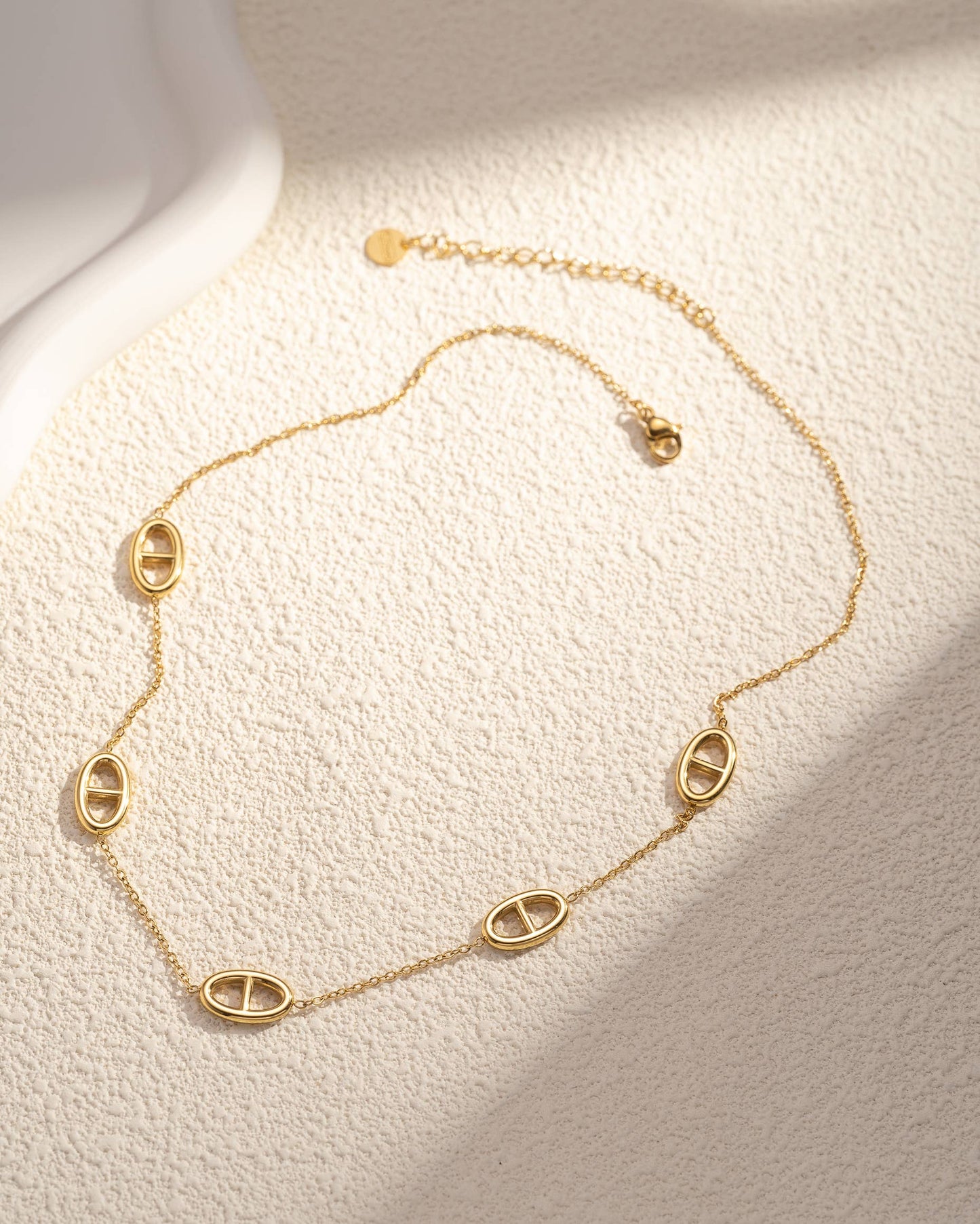 Halskette und Ohrring-Set mit ovalem Muster aus Edelstahl: Or jaune