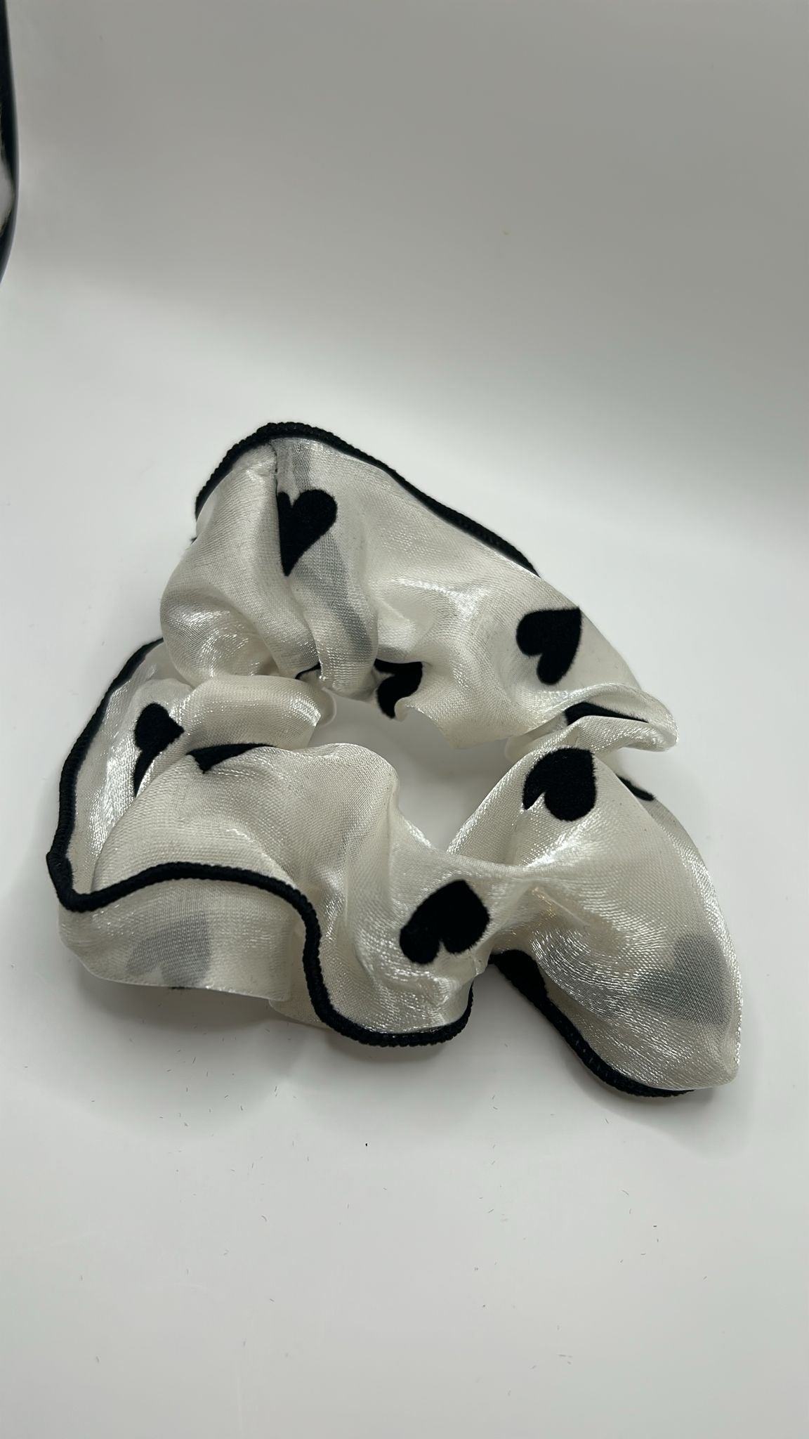 Transparente Scrunchies mit Muster