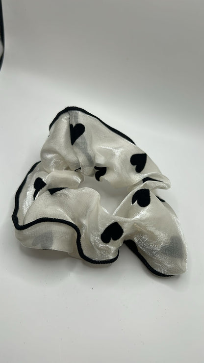 Transparente Scrunchies mit Muster