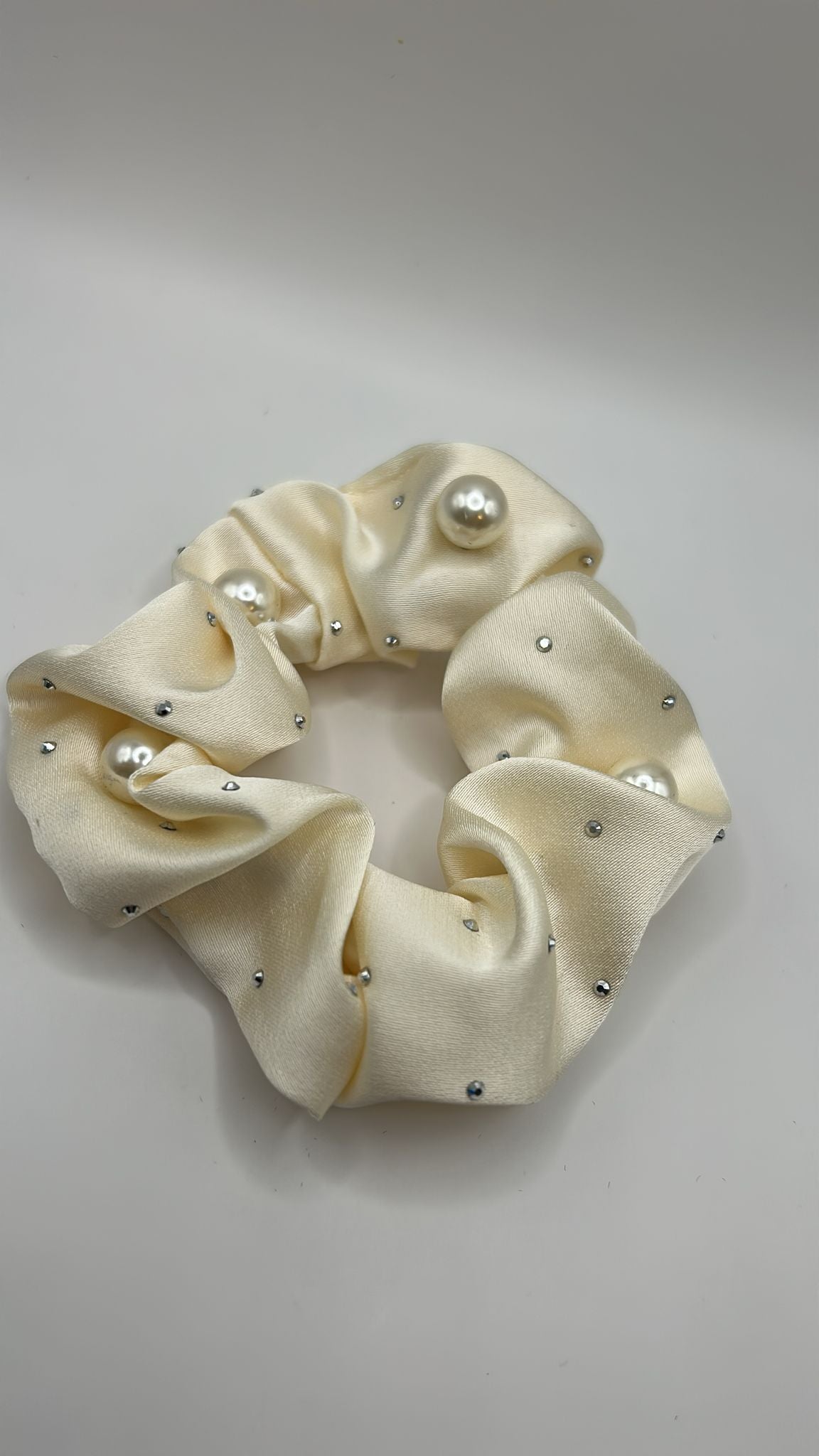 Satin Scrunchie mit Perlen & Strass – Edles Haargummi in Creme & Rosé