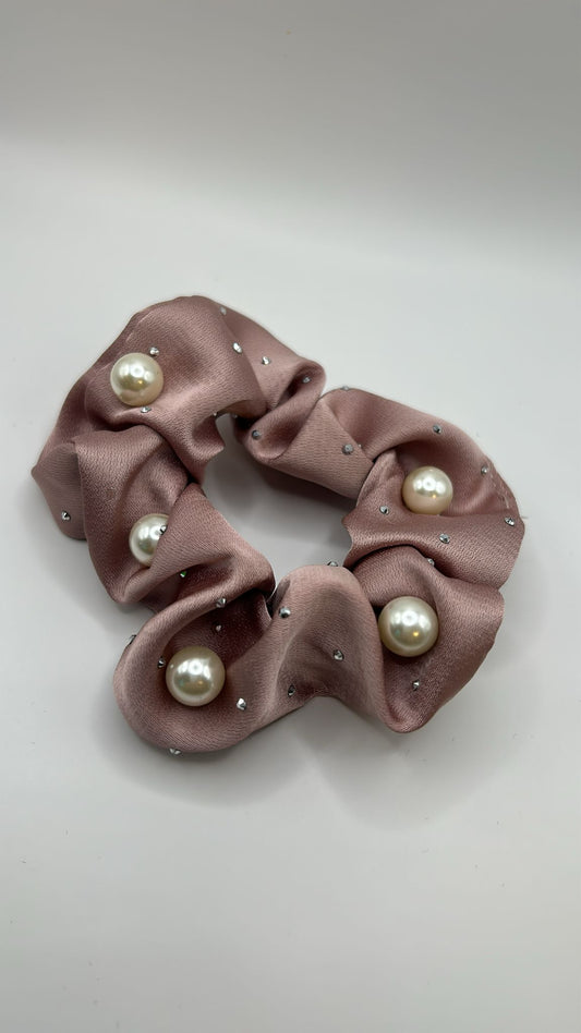 Satin Scrunchie mit Perlen & Strass – Edles Haargummi in Creme & Rosé