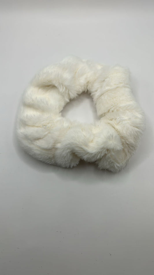 Flausch Scrunchie – Weiches Plüsch-Haargummi in Pastellfarben