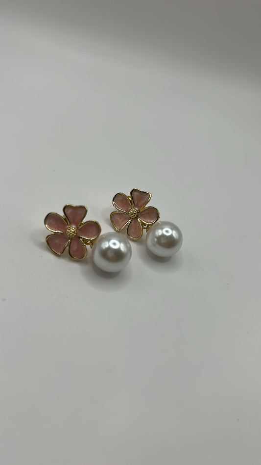 Ohrringe „Blossom Pearl“ – Blütenohrringe mit Perlen