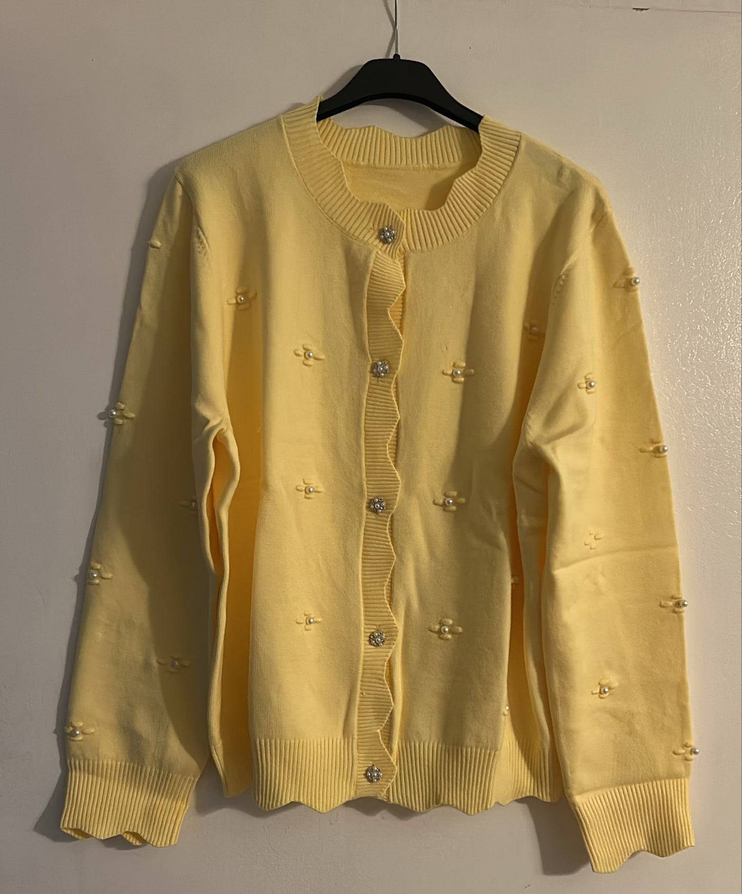 Sunny Pearl Cardigan – Gelbe Strickjacke mit Perlenblüten