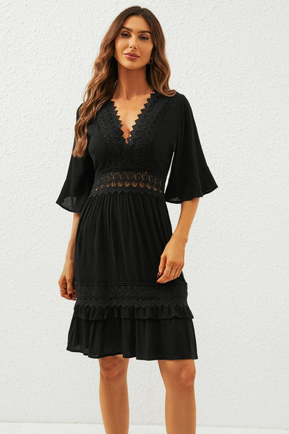 V-Ausschnitt Spitzen-Minikleid in Schwarz: Schwarz / M
