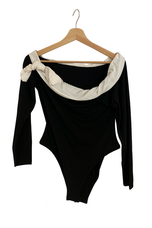Eleganter Off-Shoulder Body „Noir Satin“