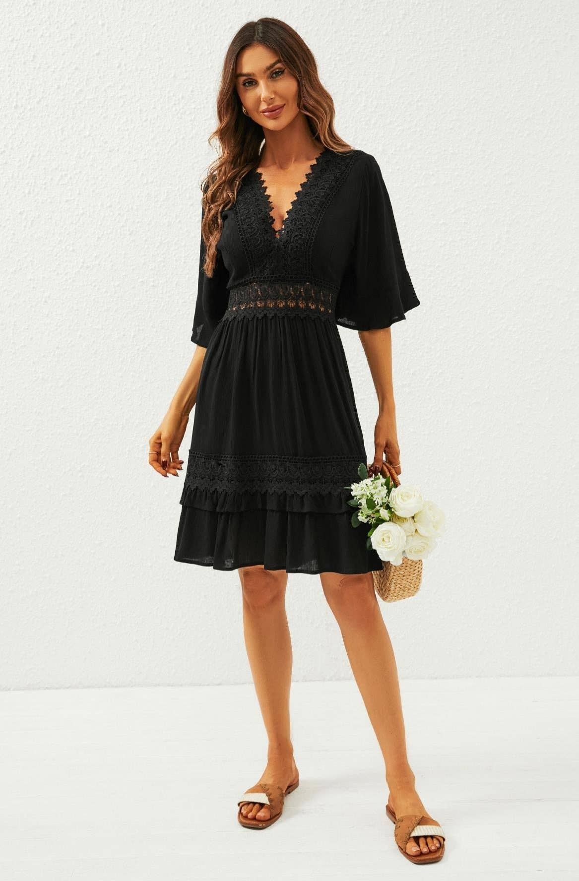 V-Ausschnitt Spitzen-Minikleid in Schwarz: Schwarz / M