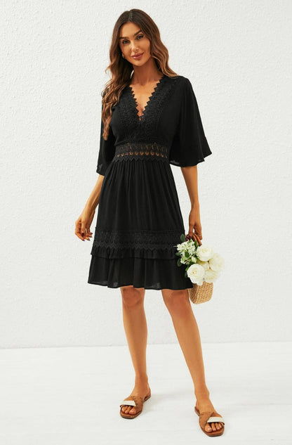 V-Ausschnitt Spitzen-Minikleid in Schwarz: Schwarz / M