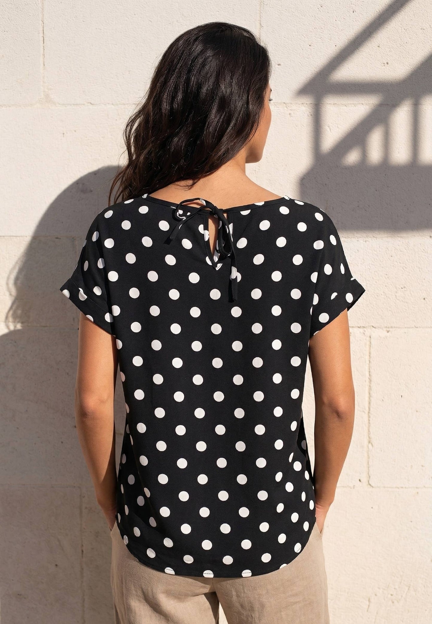 Leichtes Sommer-T-Shirt aus Voile mit kurzen Ärmeln, Rücken mit Schleife: Schwarz / M