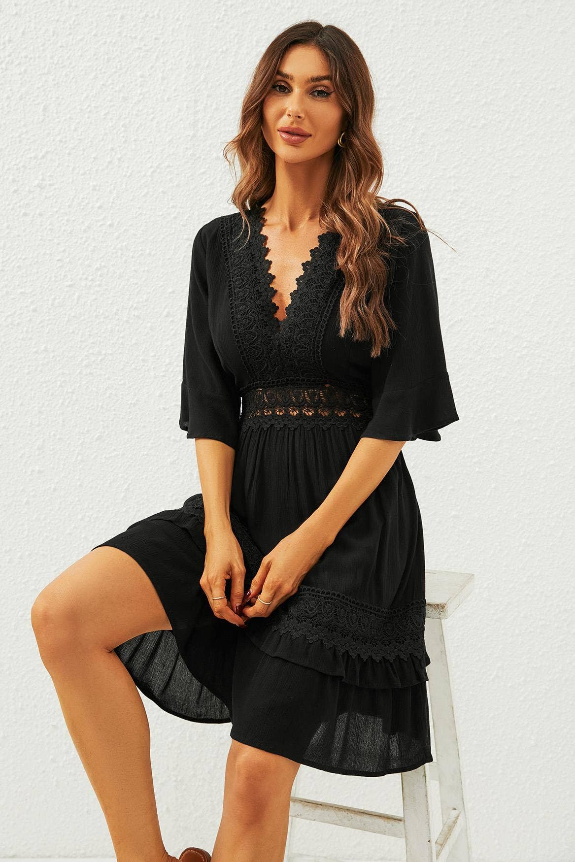 V-Ausschnitt Spitzen-Minikleid in Schwarz: Schwarz / M