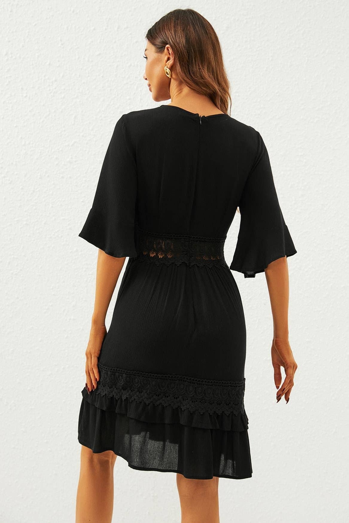V-Ausschnitt Spitzen-Minikleid in Schwarz: Schwarz / M