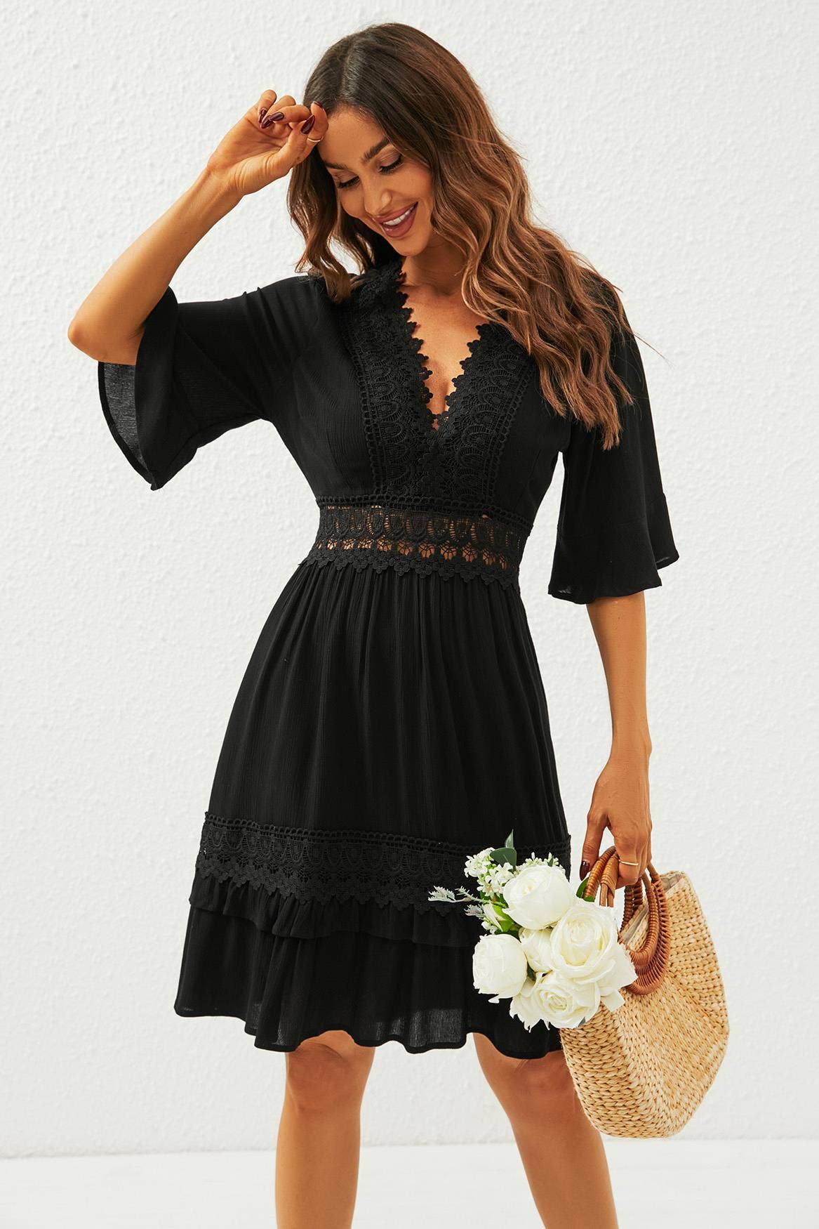 V-Ausschnitt Spitzen-Minikleid in Schwarz: Schwarz / M