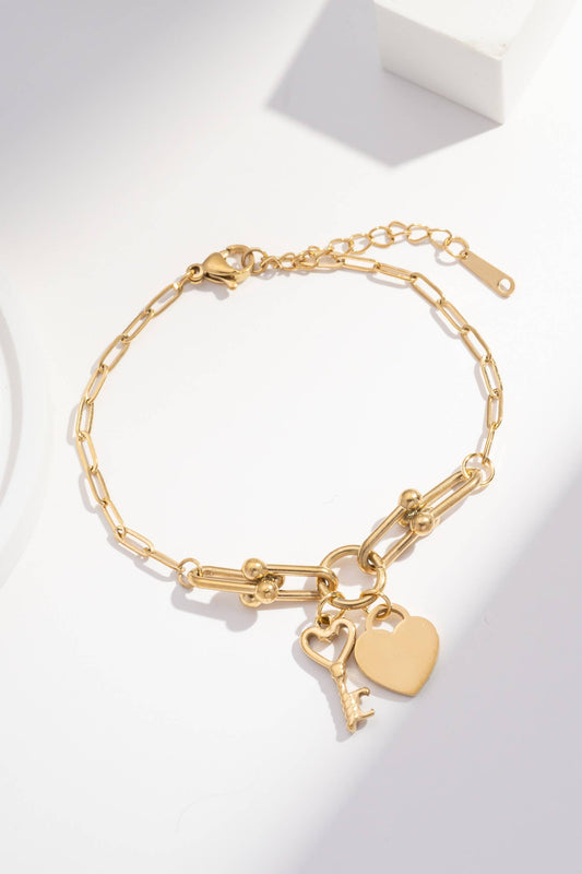 Verstellbares goldenes Kettenarmband mit Herz- und Schlüsselanhängern aus Stahl.